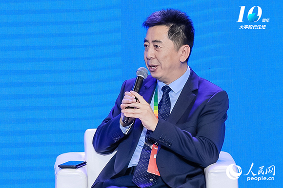 西安交通大學(xué)黨委常委、副校長(zhǎng)洪軍出席圓桌論壇并發(fā)言。